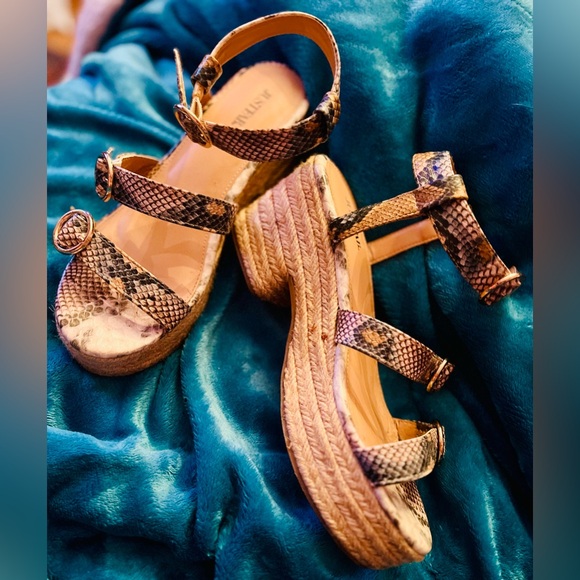 EUC Size 8 Justfab style Pool Day, featuring multicolor snakeskin pattern. - Picture 3 of 5